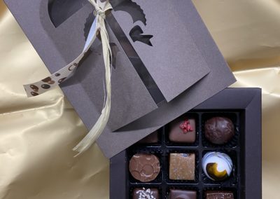Boîte de 12 chocolats de notre assortiment avec alcool