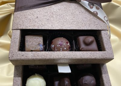 Boîte de 18 chocolats de notre assortiment avec alcool
