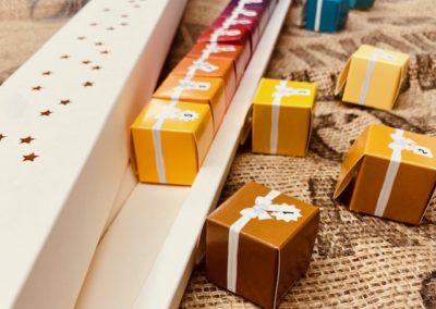 « Calendrier de l’Avent STAR NOIR »  24 chocolats de notre assortiment sans alcool