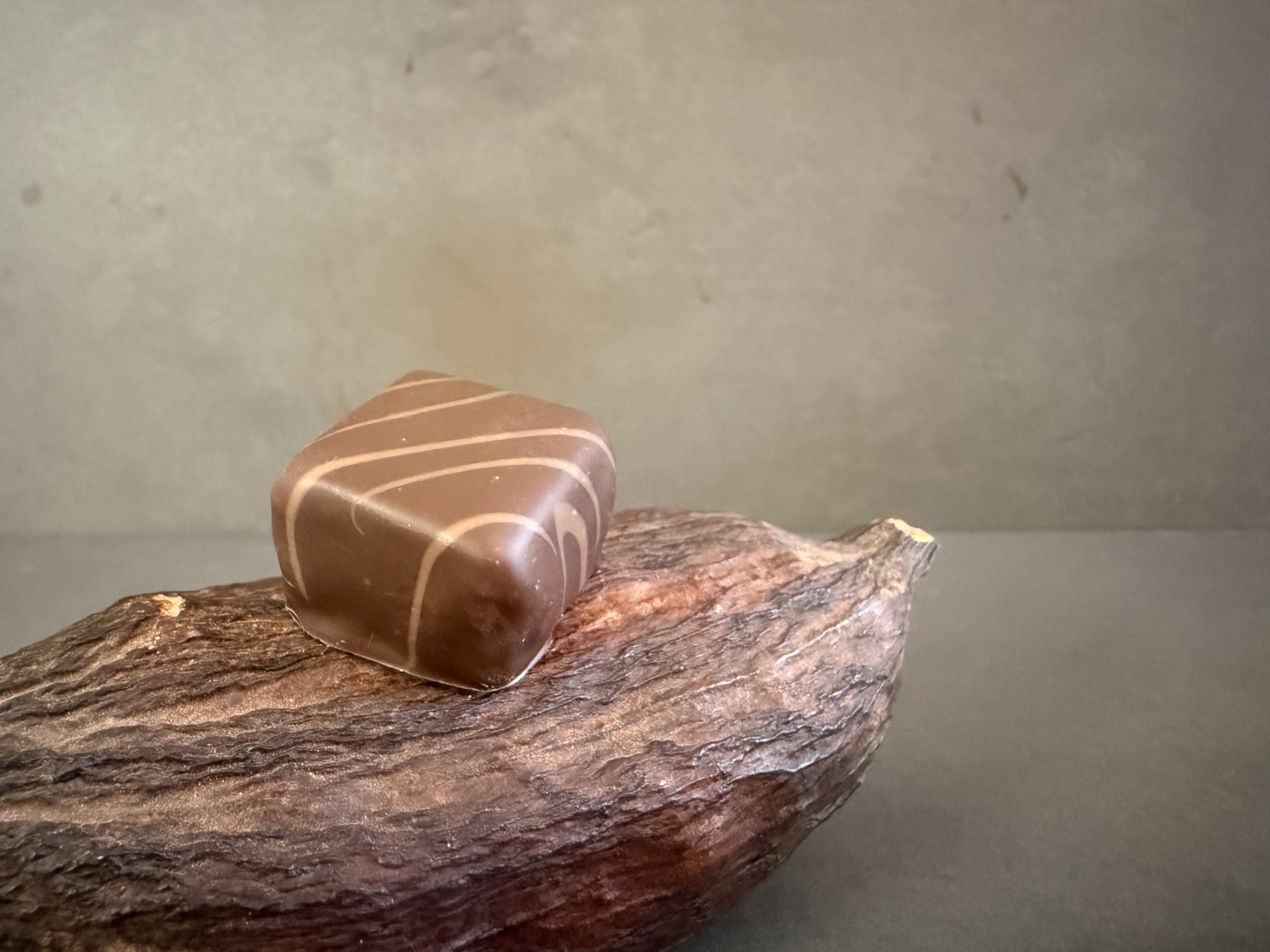 Caramel à la violette au chocolat noir