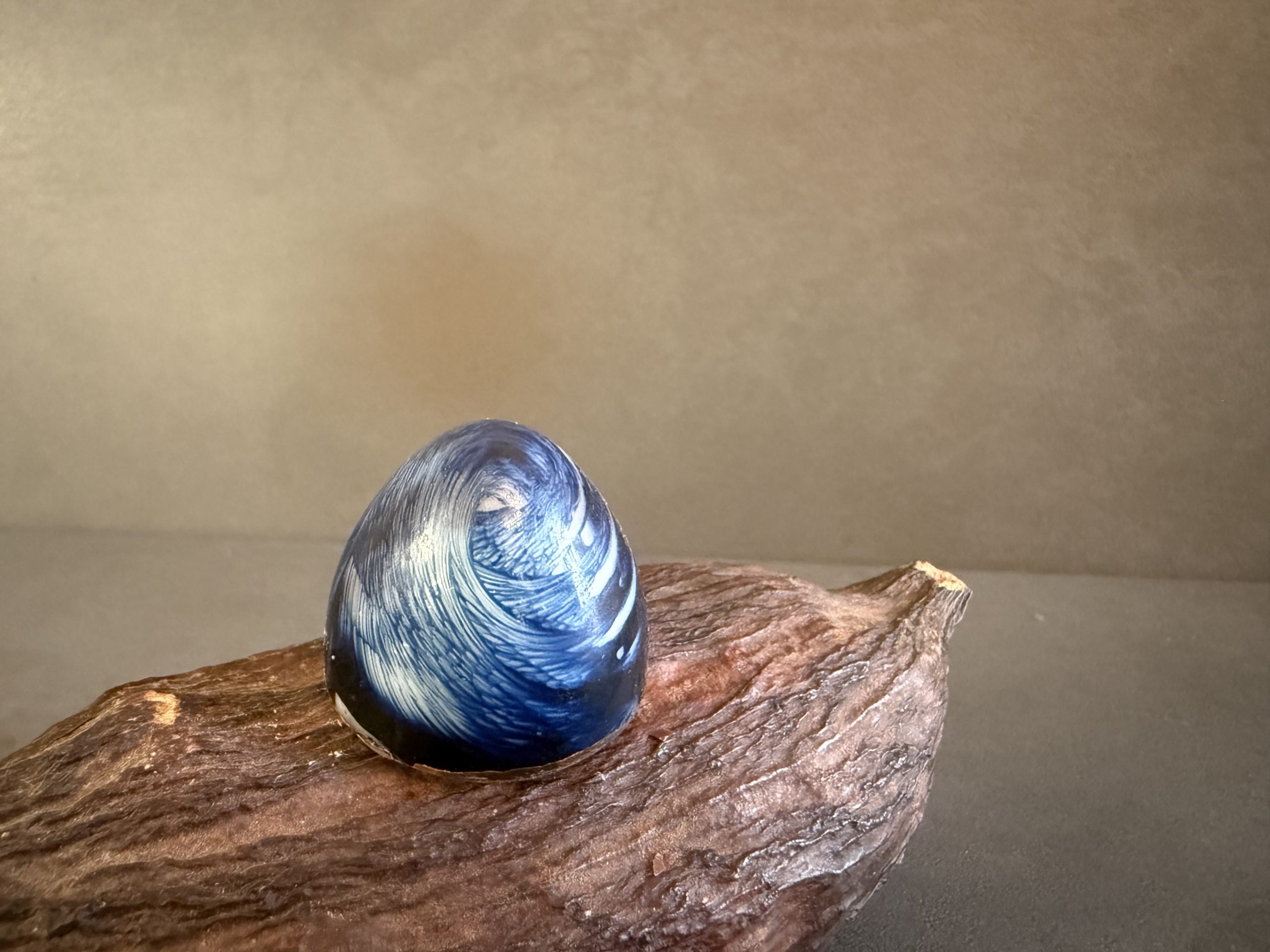 Caramel à la violette au chocolat noir