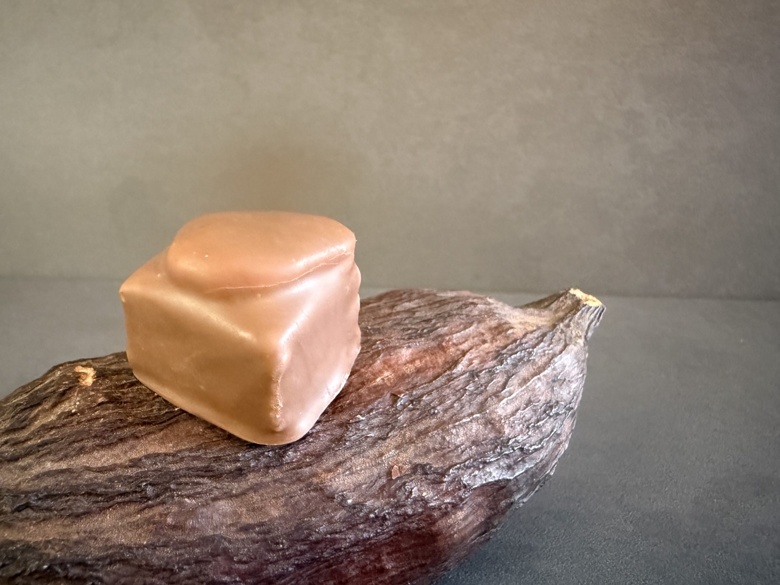 Caramel à la violette au chocolat noir