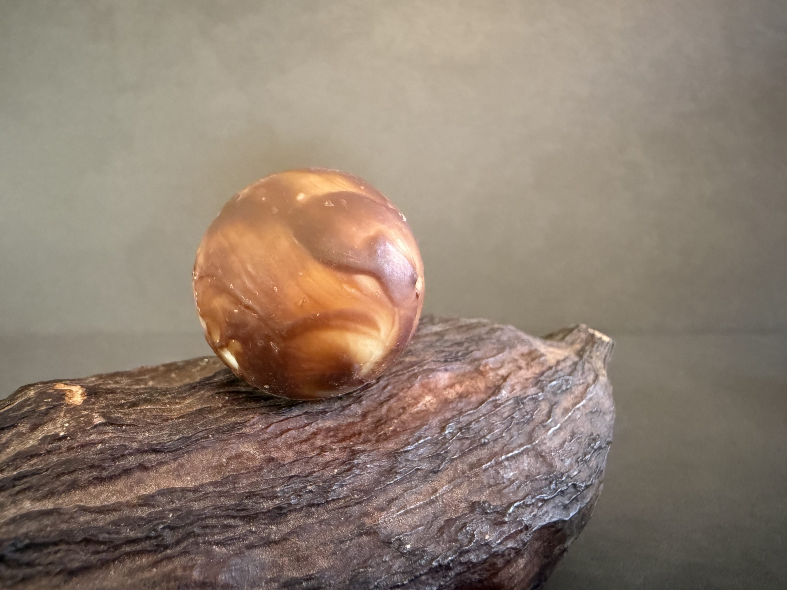 Caramel à la violette au chocolat noir