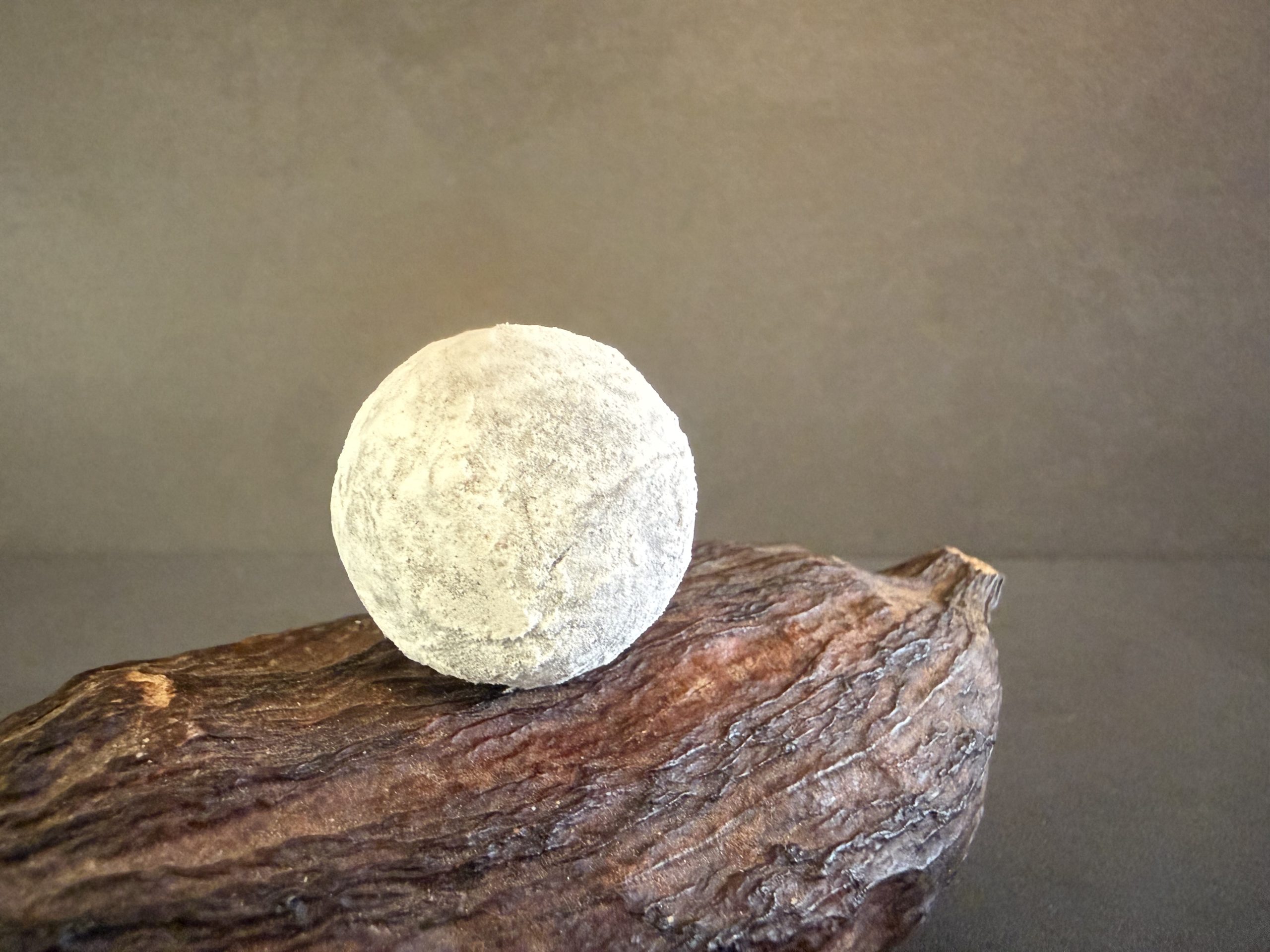 Caramel à la violette au chocolat noir