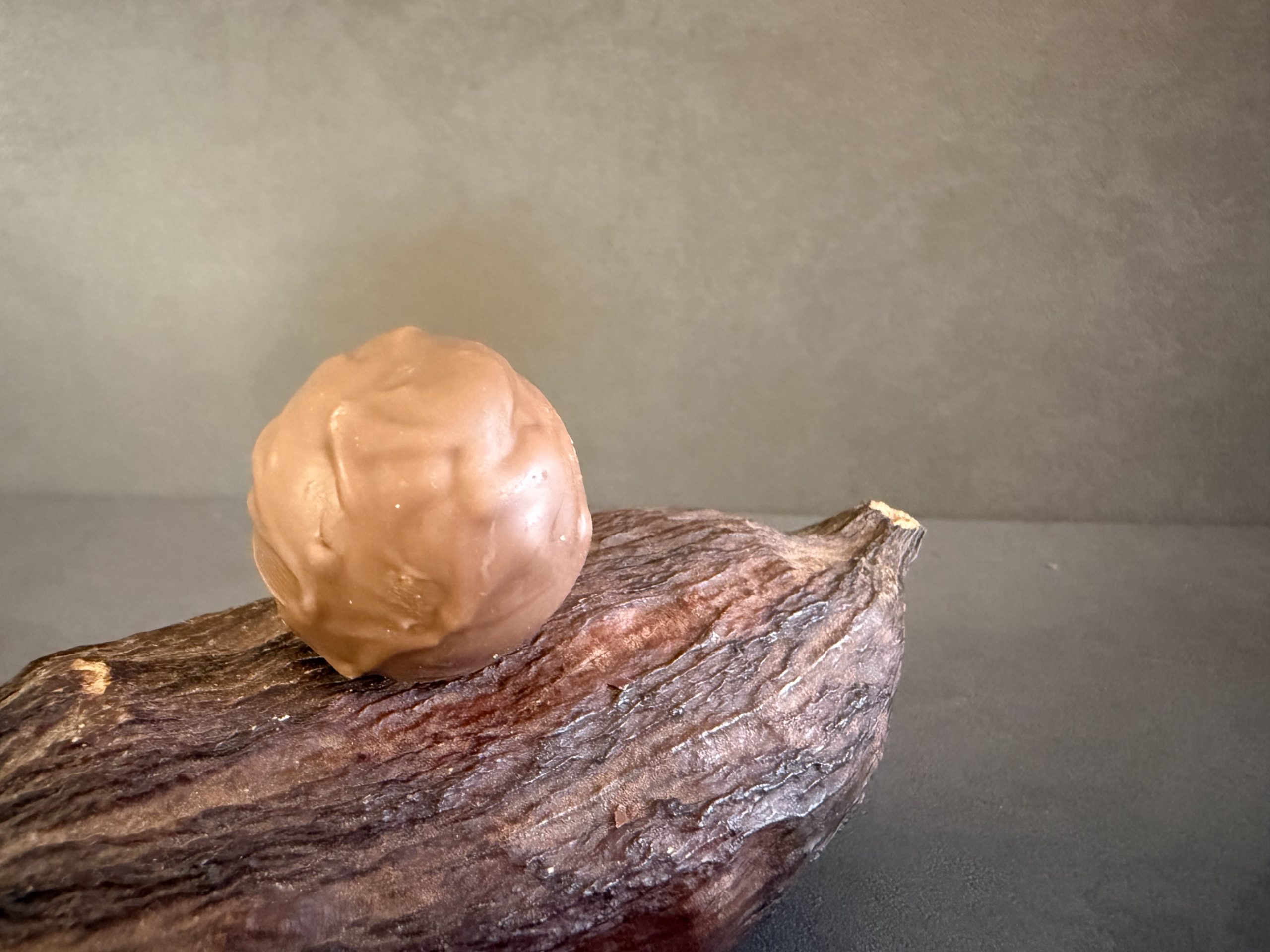 Caramel à la violette au chocolat noir