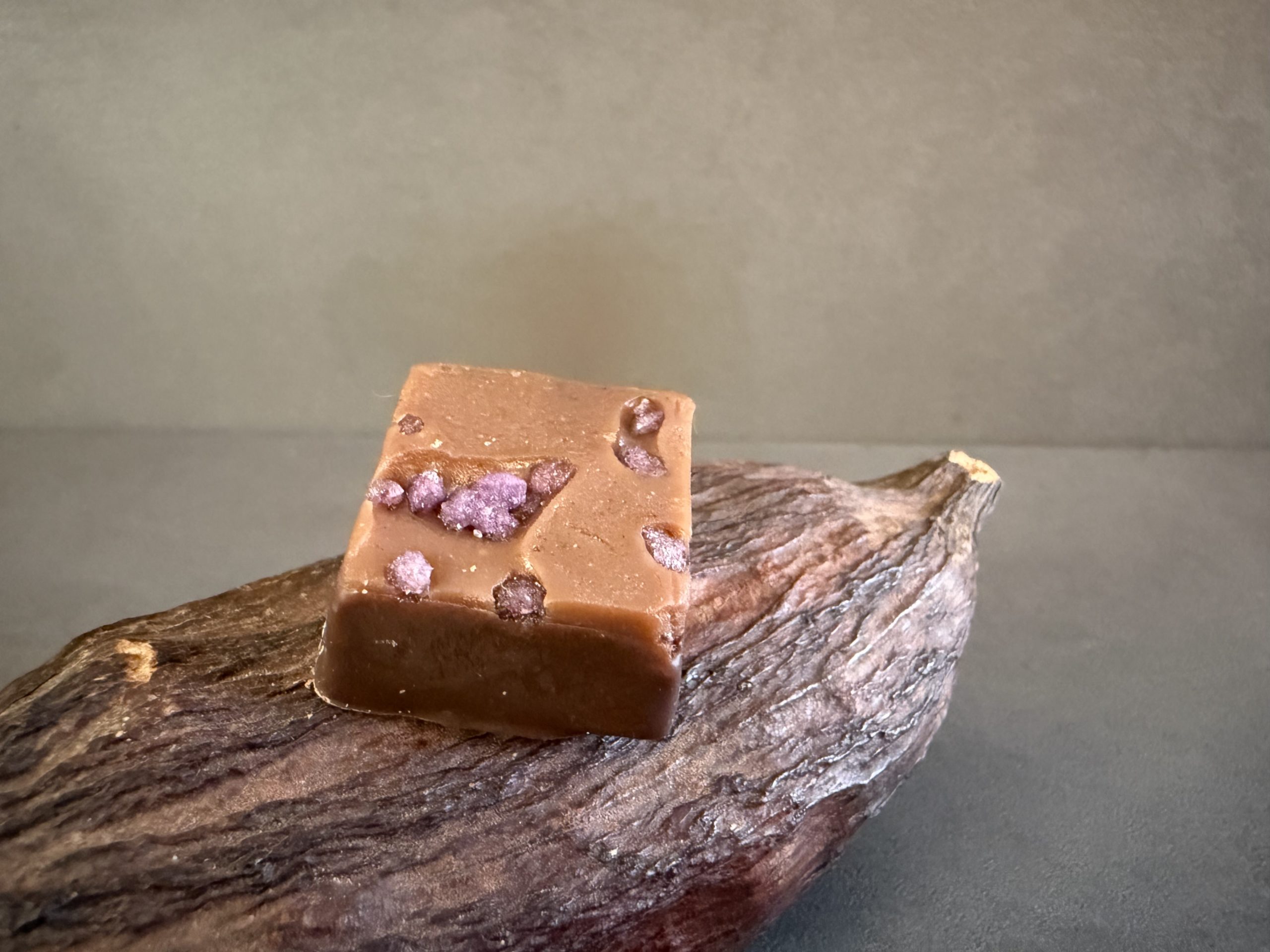 Caramel à la violette au chocolat noir
